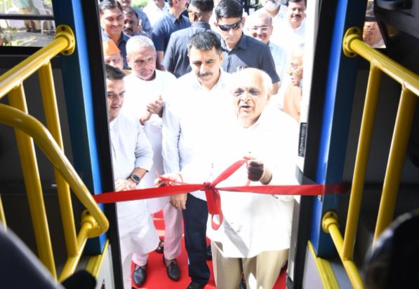 गुजरात के मुख्यमंत्री भूपेंद्र पटेल ने सचिवालय पॉइंट सेवा की 70 नई बसों का लोकार्पण किया, प्रतिदिन 5 हजार कर्मयोगी लेंगे लाभ